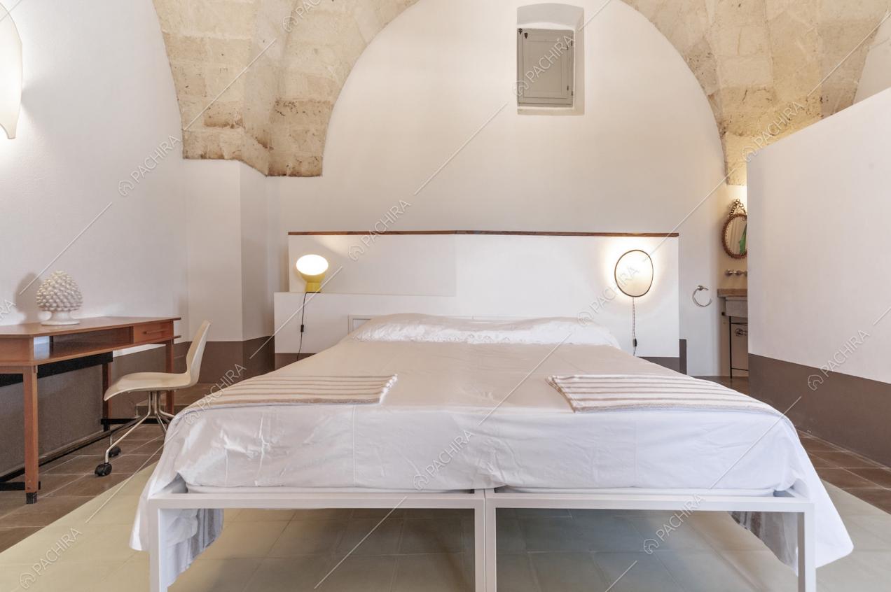 Letto matrimoniale con luci di design e scrittoio in legno