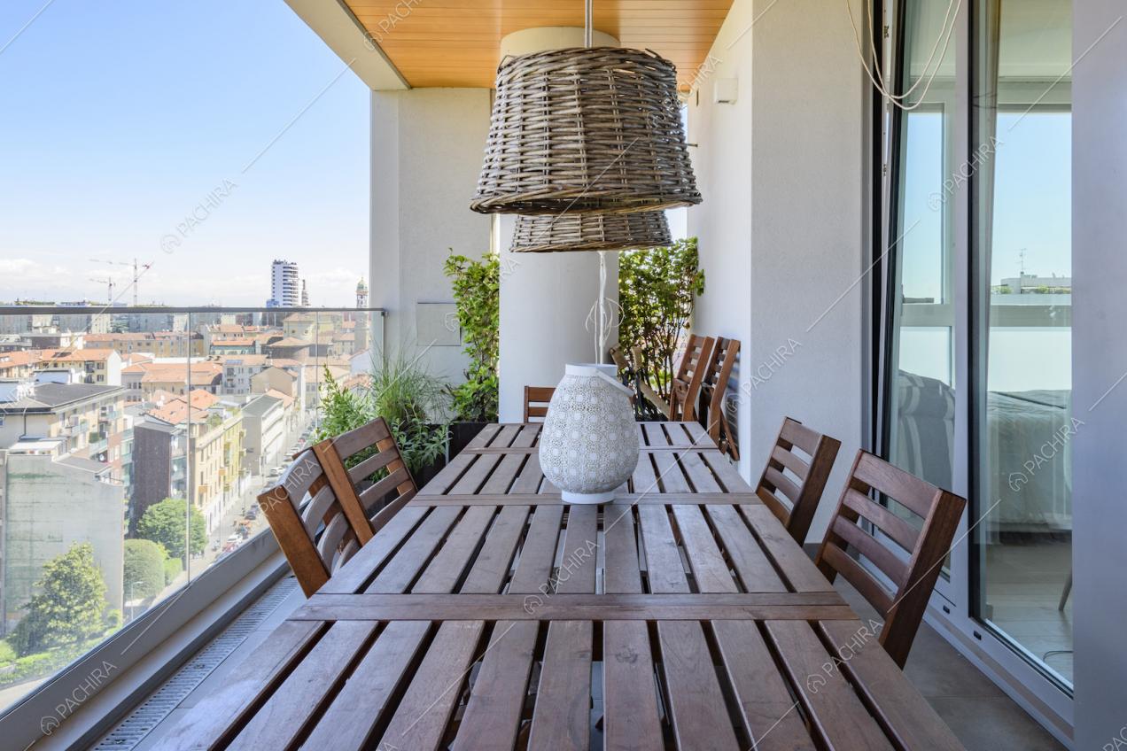 Tavolo da pranzo sulla terrazza con vista su skyline