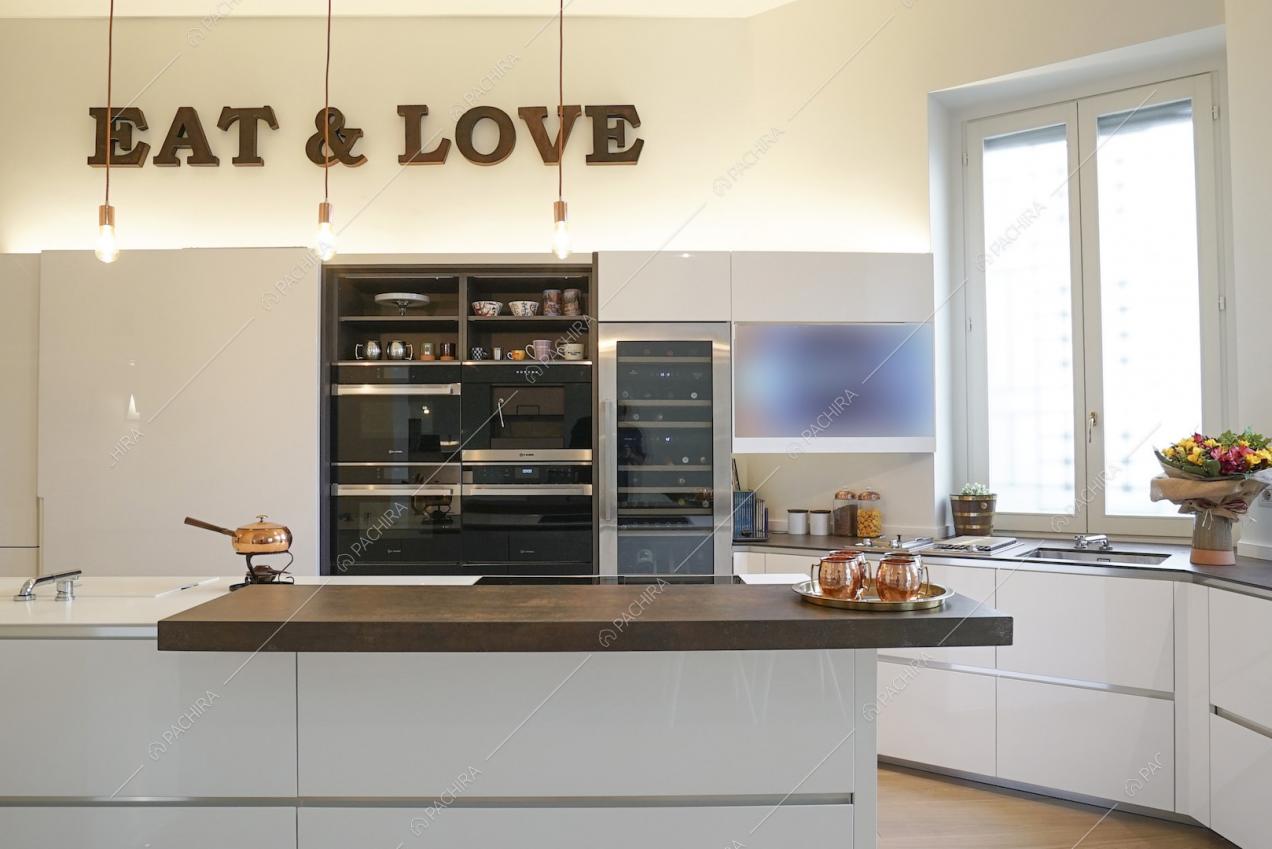Mobili da cucina bianchi e lettere appese alla parete