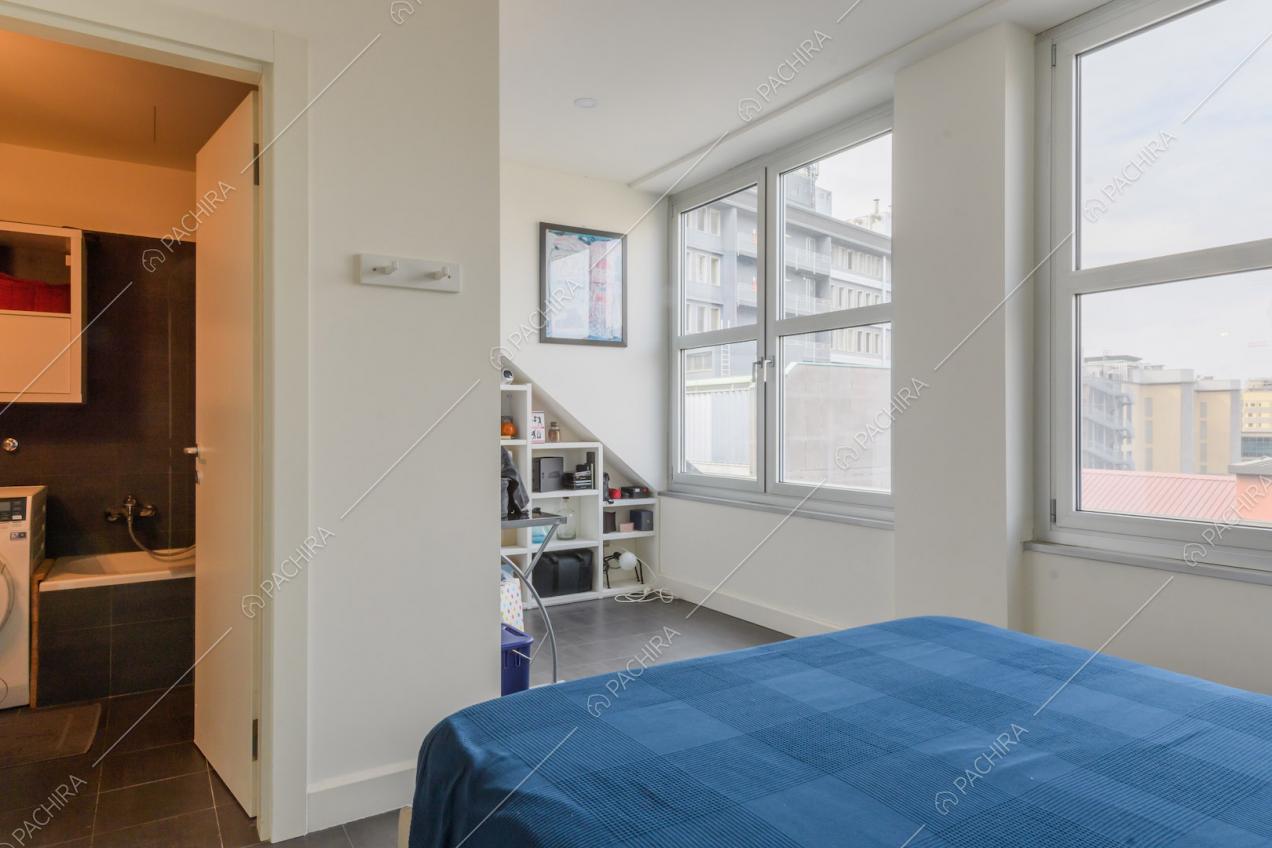 Bagno privato nella camera da letto matrimoniale con pareti bianche e pavimento in piastrelle nere