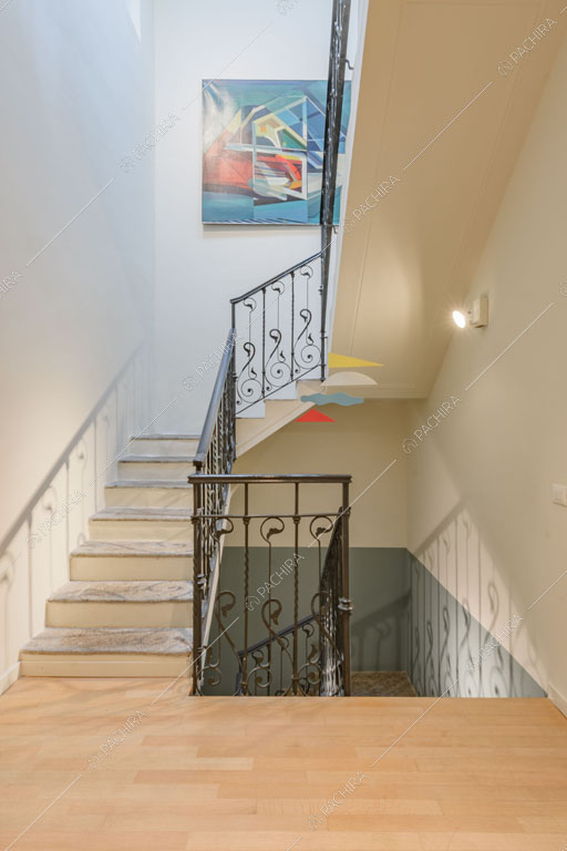 Pavimento in parquet sul pianerottolo della villa Kharan, location in stile contemporaneo a Milano