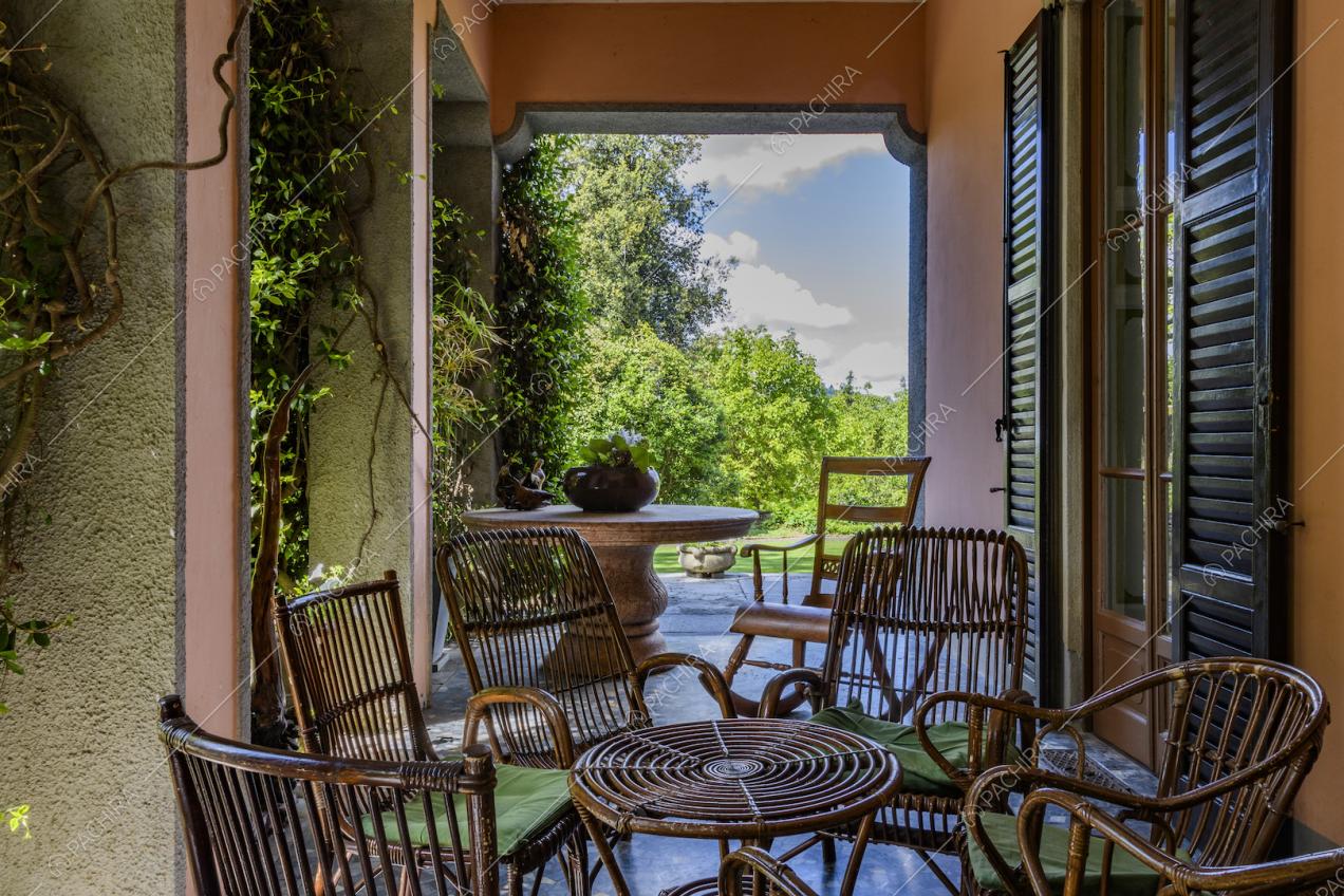 Veranda della villa con tavoli e sedie