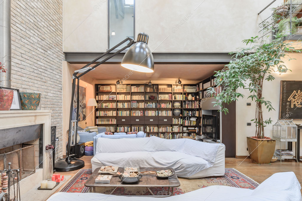 Parete in mattoni a vista della sala del loft Mindanao, location in stile contemporaneo a Milano
