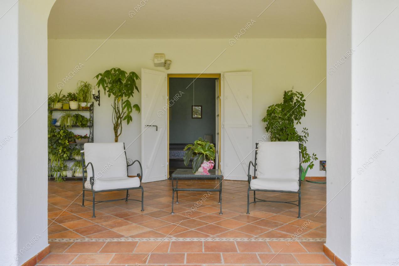 Da un arco della veranda vista su camera da letto matrimoniale