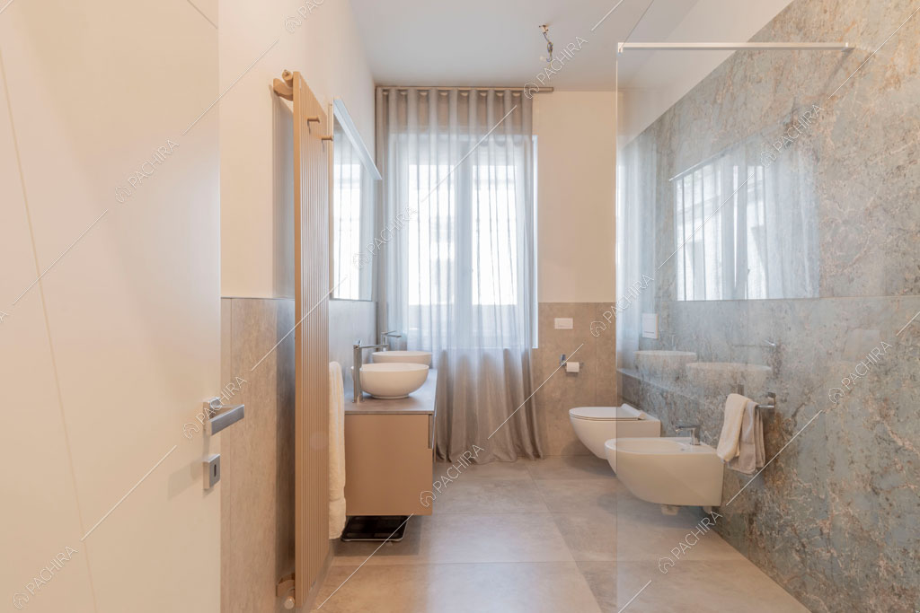 Bagno con box doccia della villa Eiger, location in stile moderno a Monza