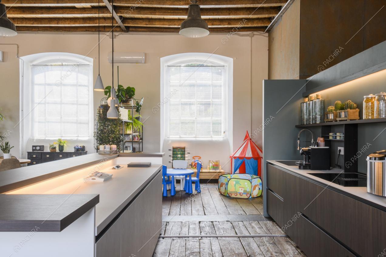 Area giochi per bambini vicino alla cucina a vista