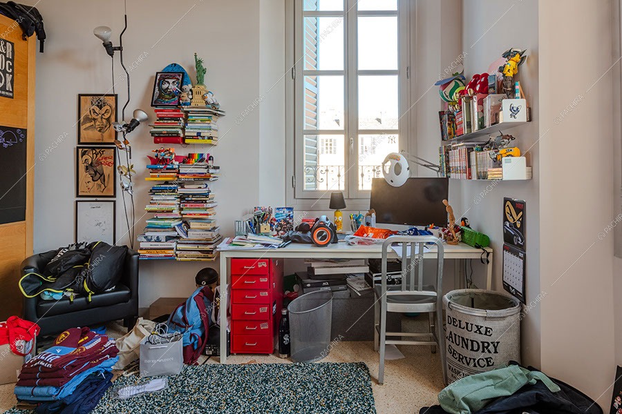 Camera da letto della villa Mayon, location in stile moderno a Milano