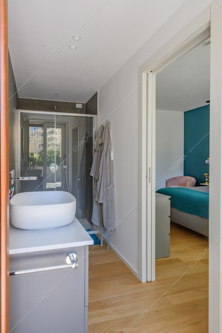 Pavimento in parquet e box doccia nel bagno della camera da letto matrimoniale