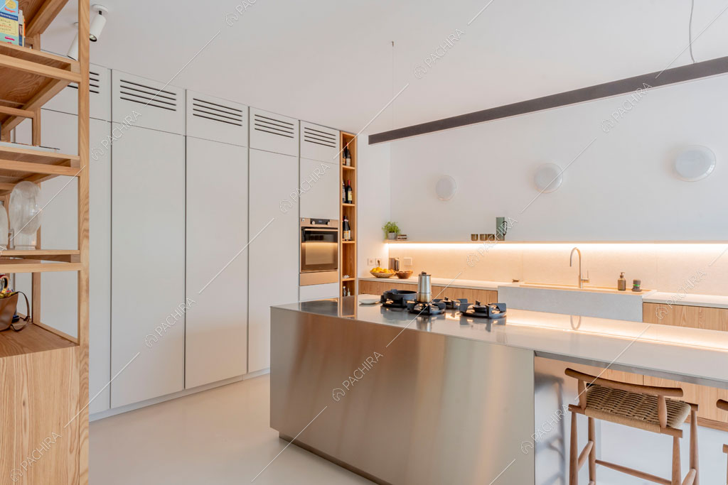 Cucina a isola del loft Tigri, location in stile contemporaneo a Milano