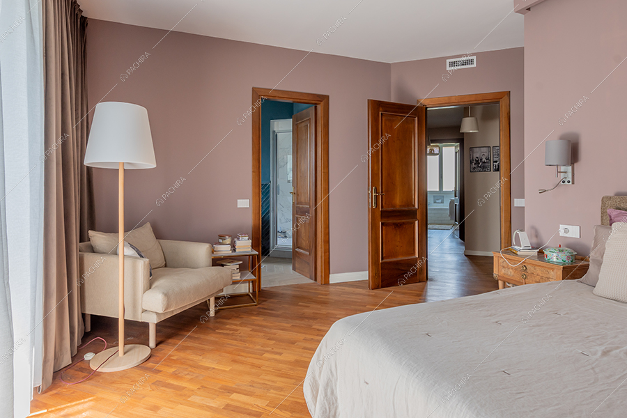 Camera da letto della villa Gange, location in stile contemporaneo a Milano