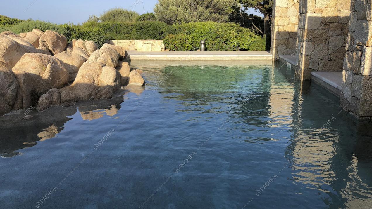 Lato della piscina esterna con vista sul parco