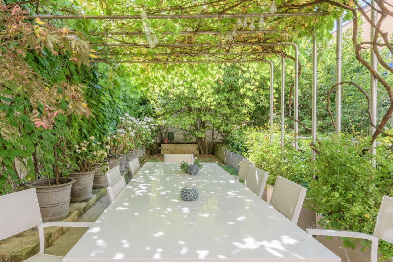 Tavolo da pranzo bianco nel gazebo del giardino