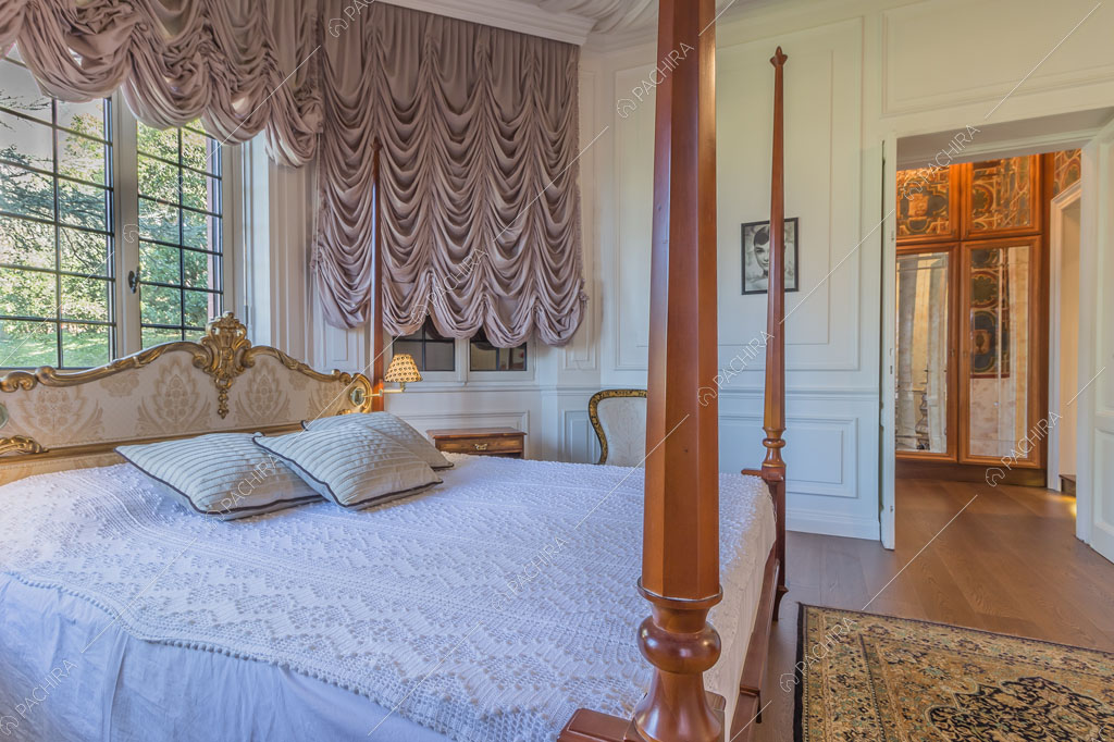 Boiserie sulle pareti della camera da letto della dimora storica Chewe, location in stile contemporaneo a Lecco