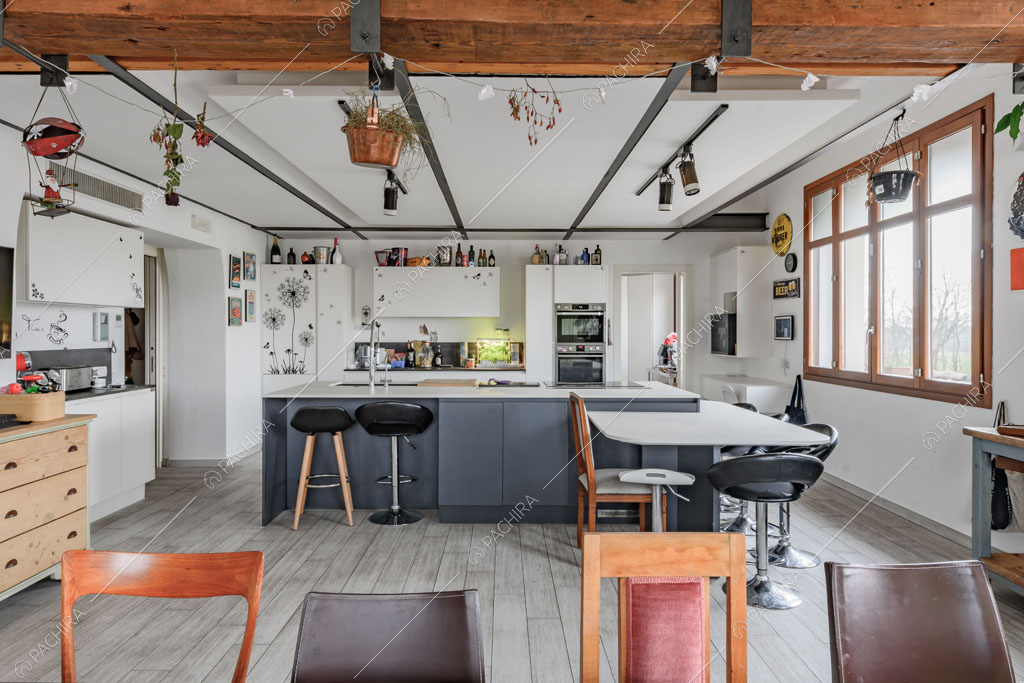Cucina a vista con isola del loft Ostro, location in stile contemporaneo a Milano