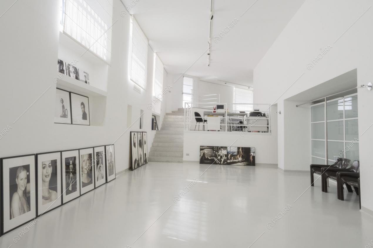 Spazio espositivo total white e fotografie in bianco e nero