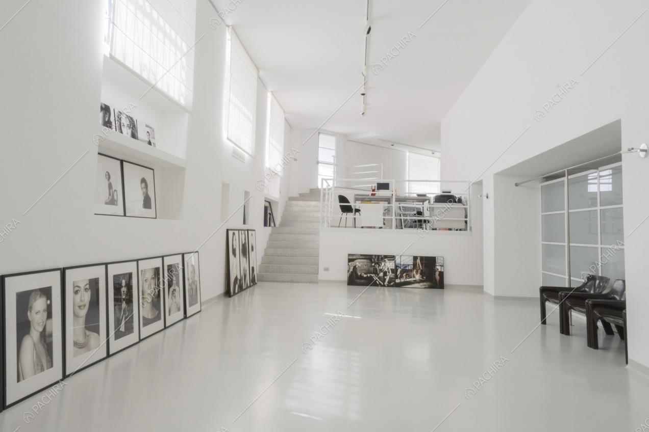 Spazio espositivo total white e fotografie in bianco e nero