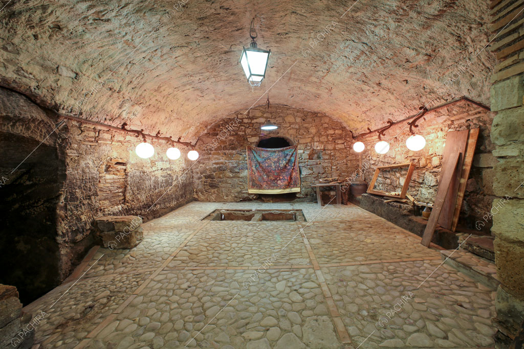 Cantina con soffitto a volta a botte e pareti in mattoncini e pietre a vista