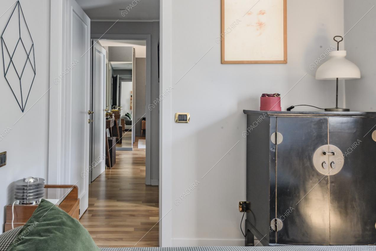 Corridoio con pavimento in parquet e porte bianche