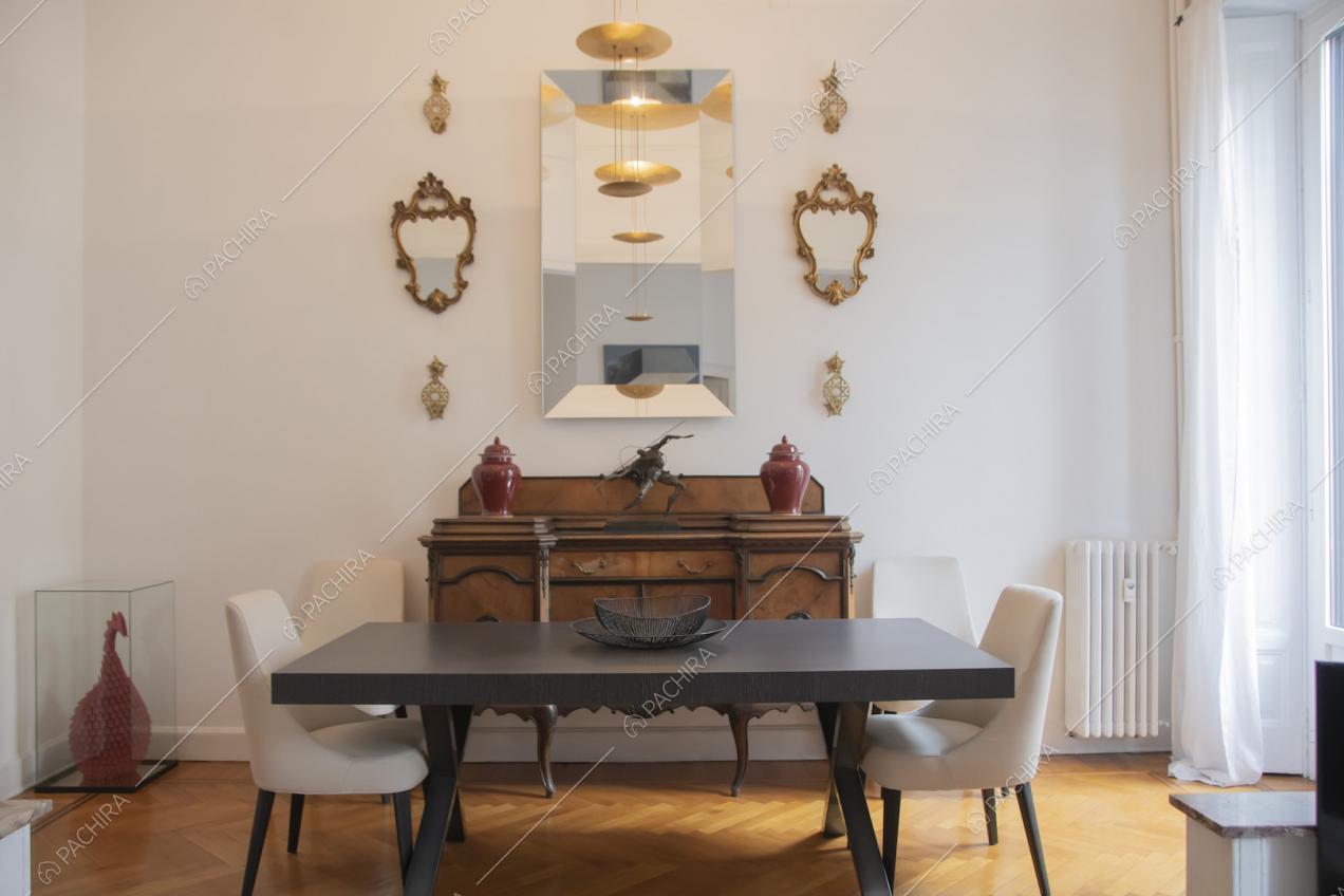 Tavolo da pranzo nero e mobile d'antiquariato in legno