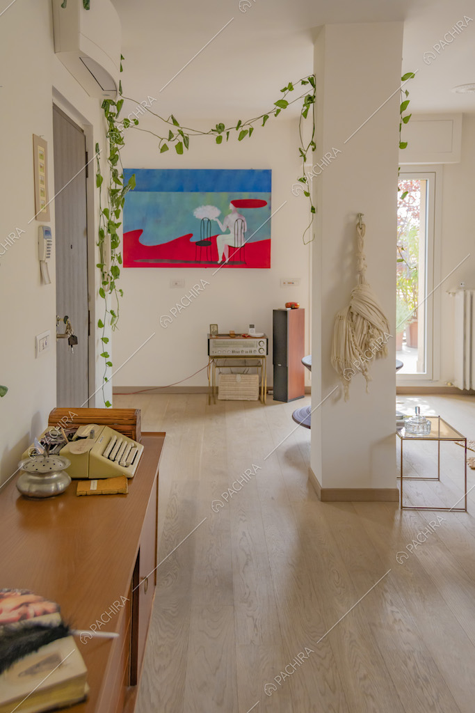Ingresso con parquet e colonna bianca