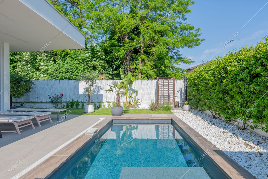 Piscina della villa Garnet, location in stile contemporaneo a Milano