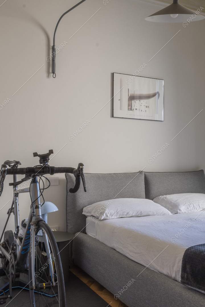 Bicicletta da corsa di fianco al letto matrimoniale