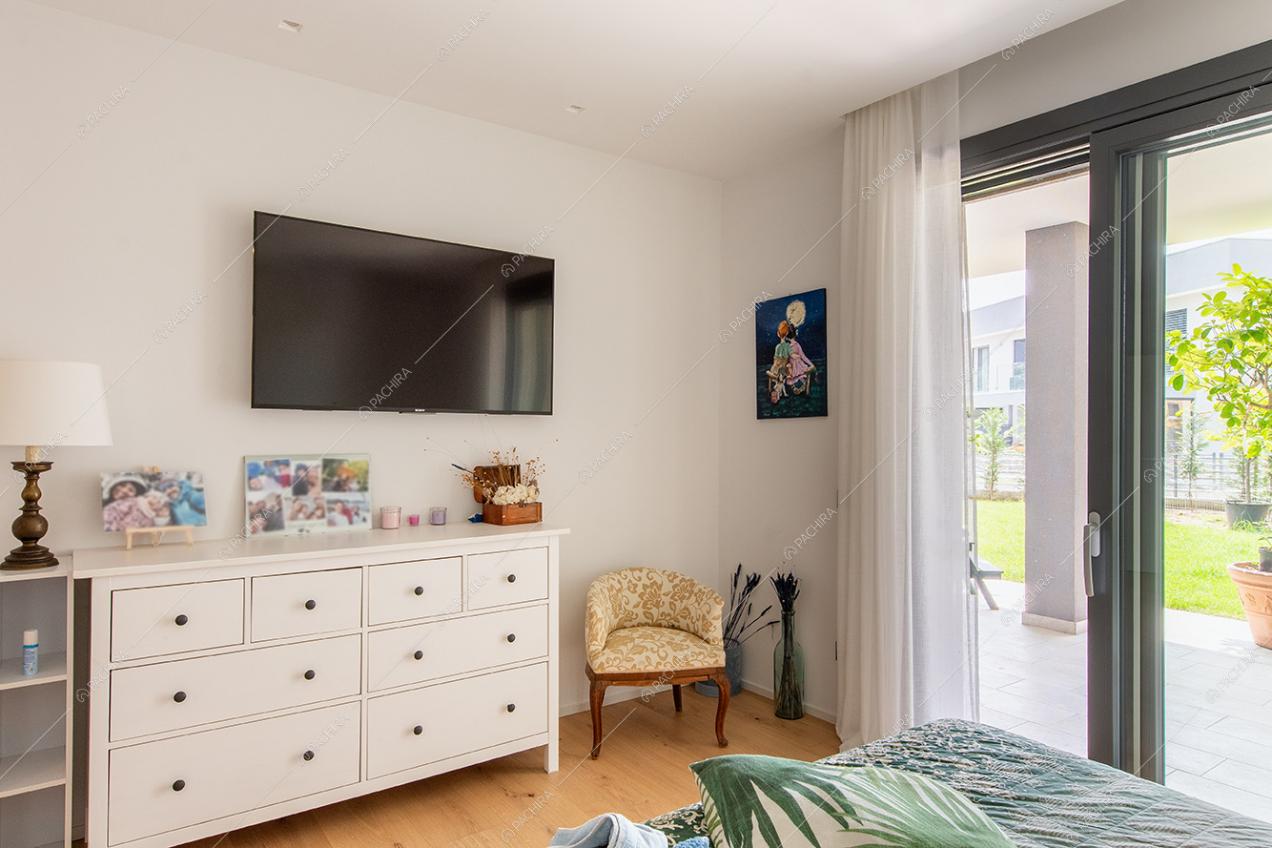 Camera da letto della villa Ladone, location in stile moderno a Lecco