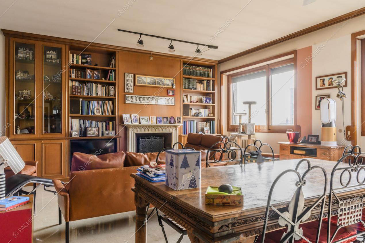 Salotto in stile rustico con mobili in legno e tavolo d'epoca