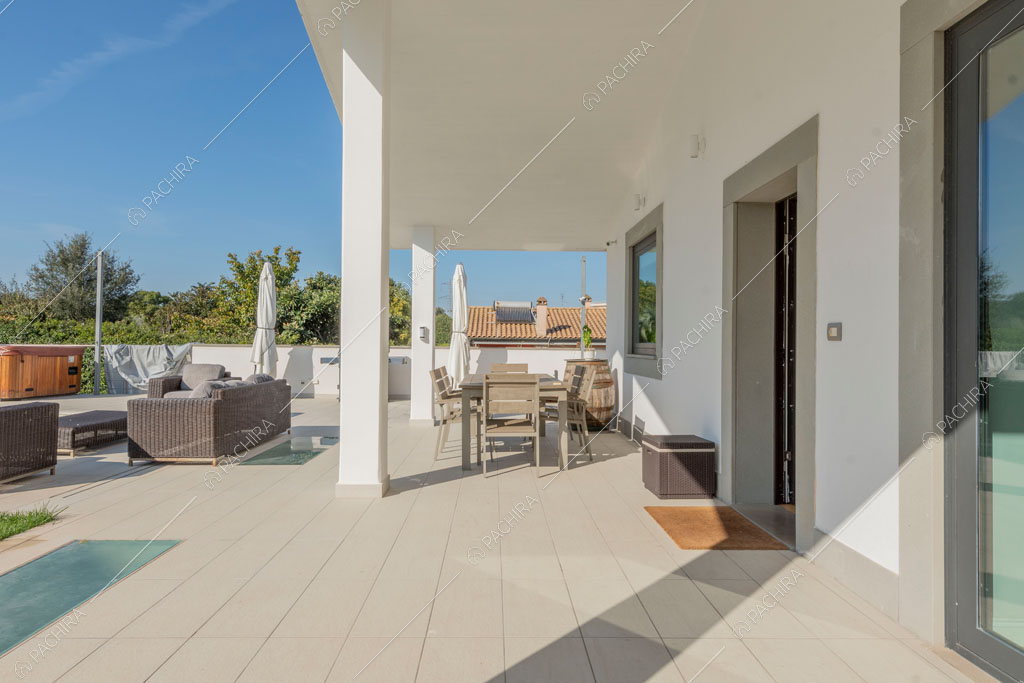 Portico della villa Tagliamento, location in stile contemporaneo a Roma
