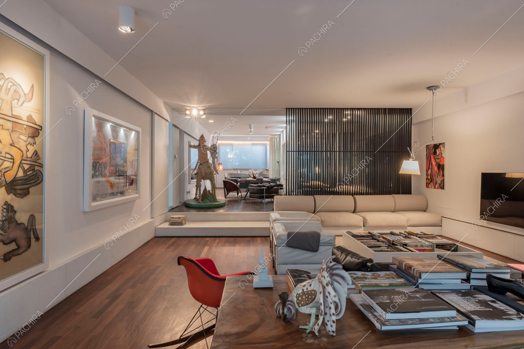 Zona living con pavimento in parquet dell'appartamento Carpentaria, location in stile contemporaneo a Roma