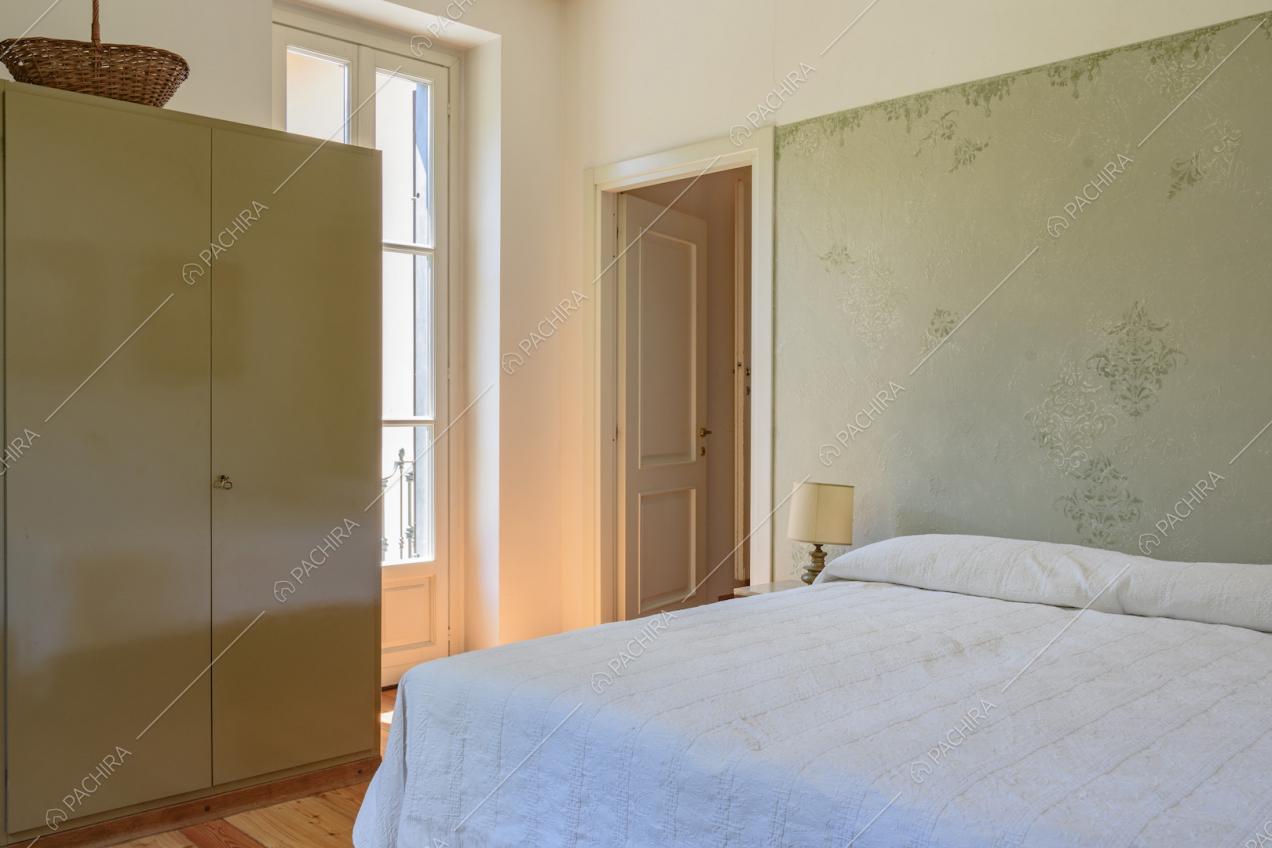 Camera con pavimento in parquet