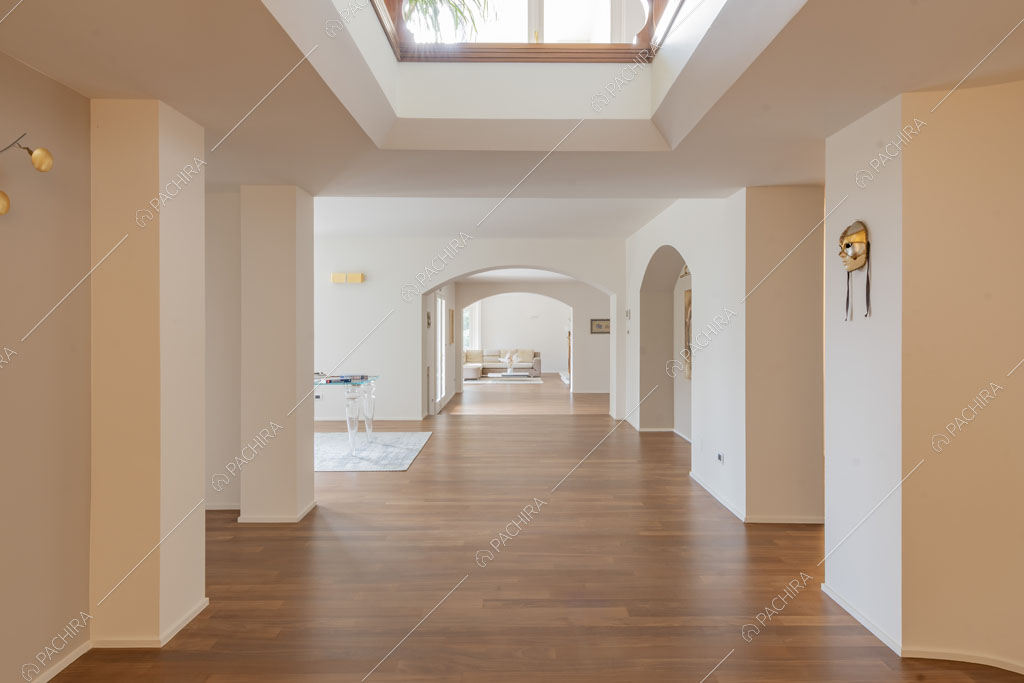 Ampio corridoio con pavimento in parquet della villa Bris, location in stile contemporaneo a Torino