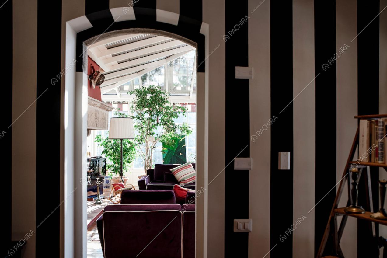 Ingresso della cucina con vista sul soggiorno