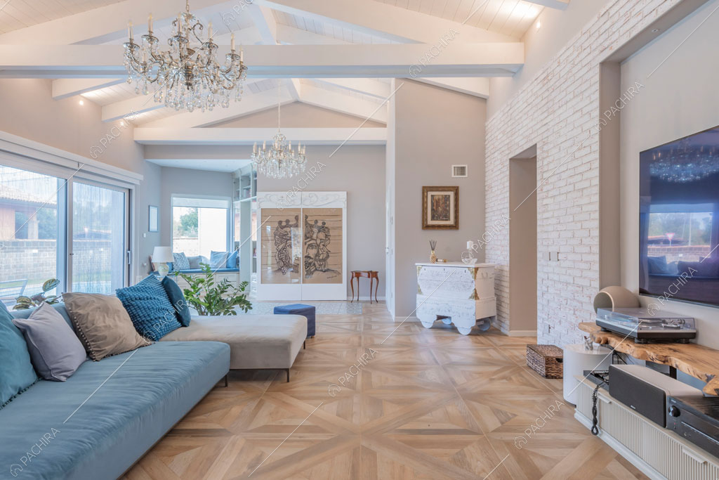 Zona living con parete in mattoni a vista della villa Colchito, location in stile contemporaneo a Roma