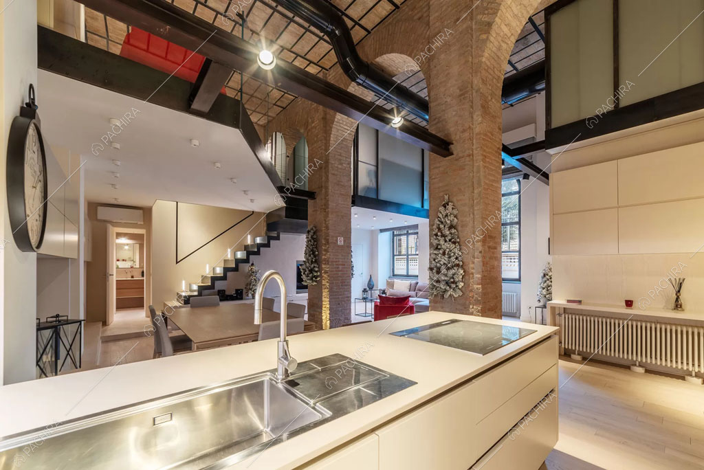 Cucina a penisola con fornelli a induzione del loft Sabbia, location in stile moderno a Roma
