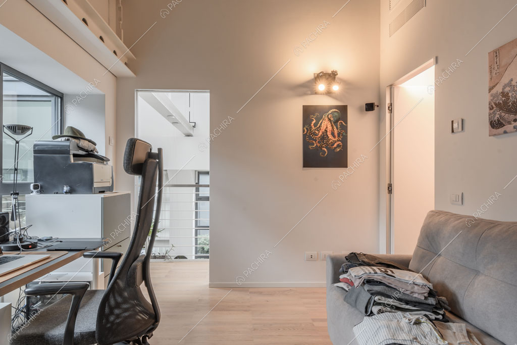 Pavimento in parquet nello studio del loft Tagus, location in stile contemporaneo a Milano