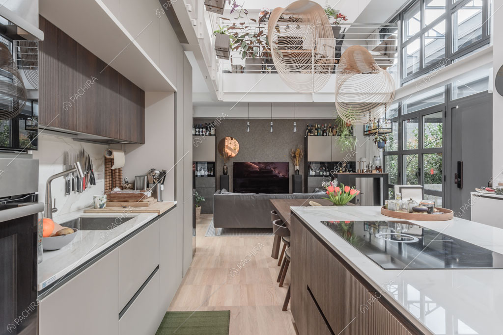 Cucina a vista del loft Tagus, location in stile contemporaneo a Milano