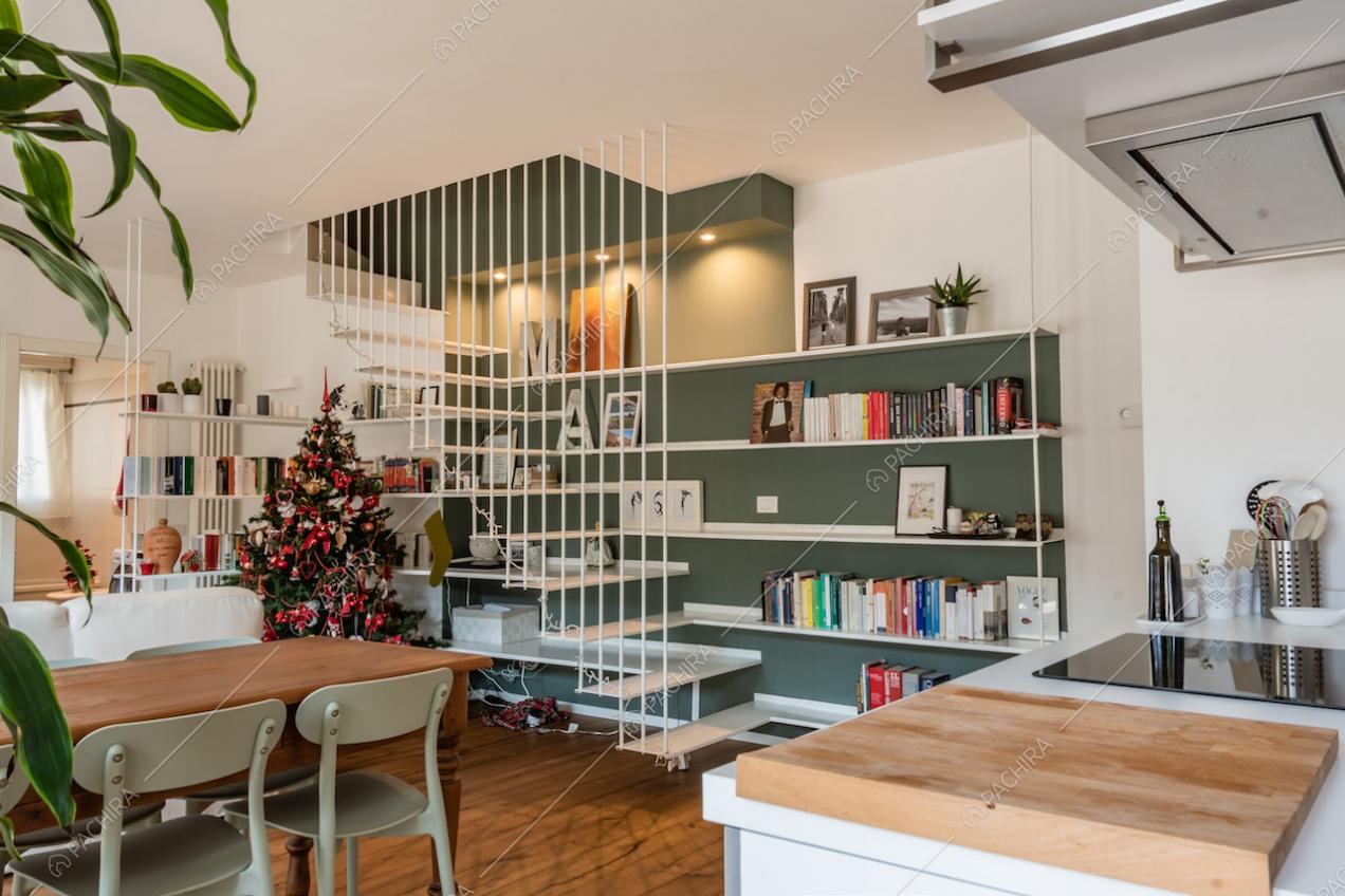 Scala sospesa con ringhiera vicino alla libreria
