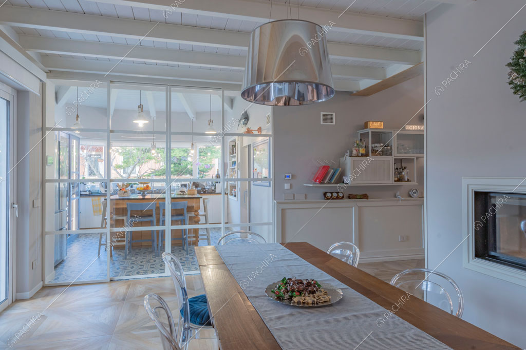 Vista sulla cucina a isola della villa Colchito, location in stile contemporaneo a Roma