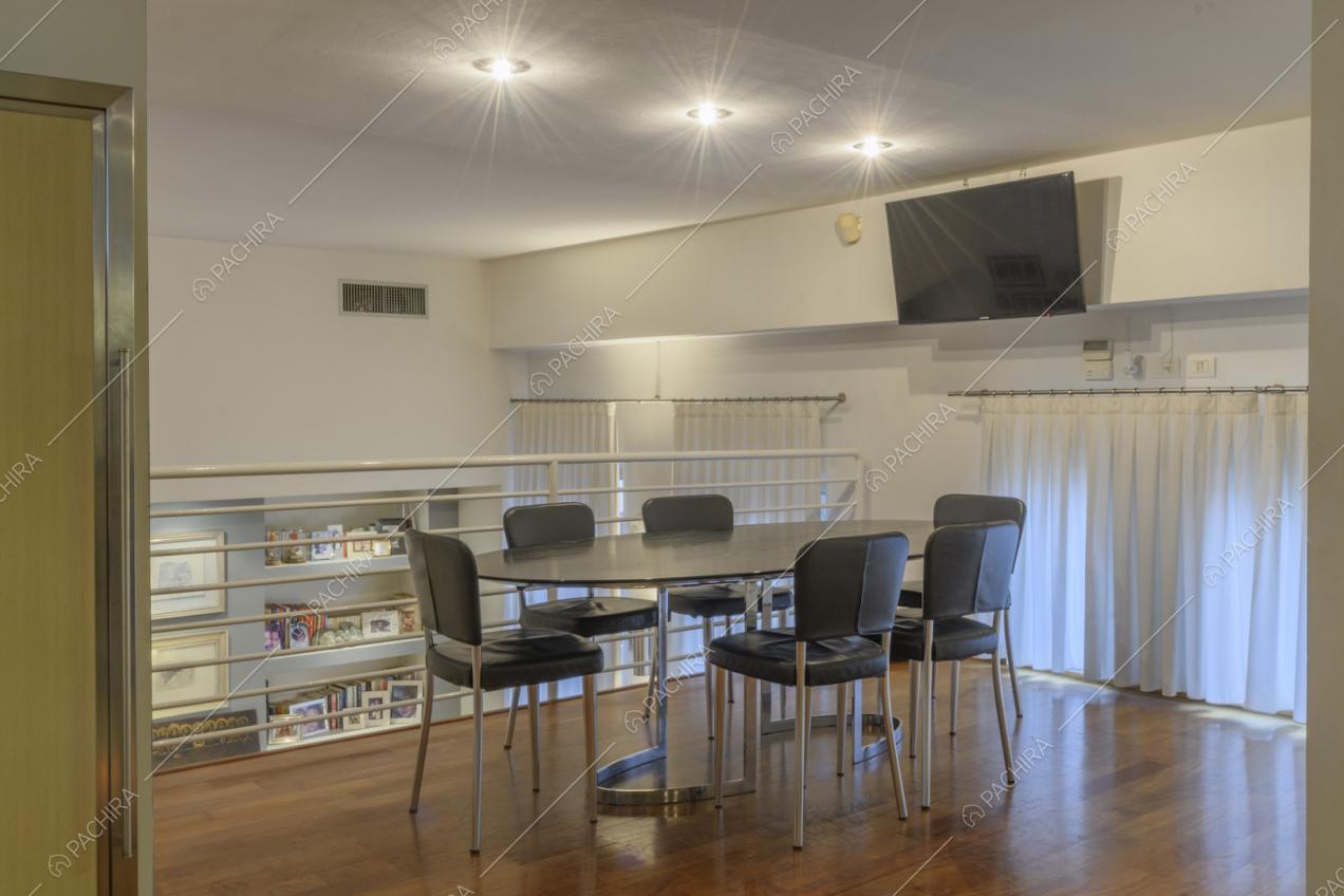 Tavolo da pranzo in stile moderno con sedie nere