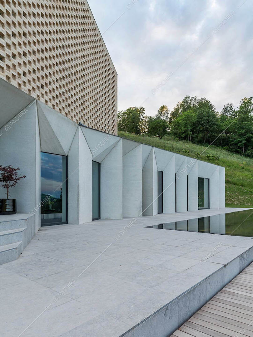 Piscina sulla terrazza con vista sugli esterni e sul parco