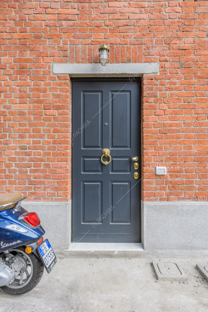 Porta d'ingresso della location ed esterni in mattoni rossi