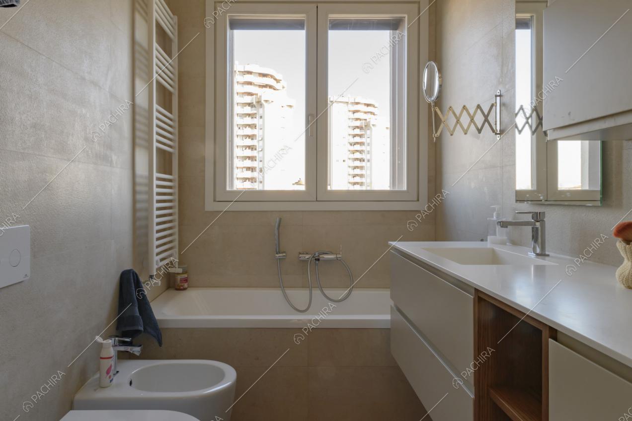 Bagno con vasca e lavandino singolo