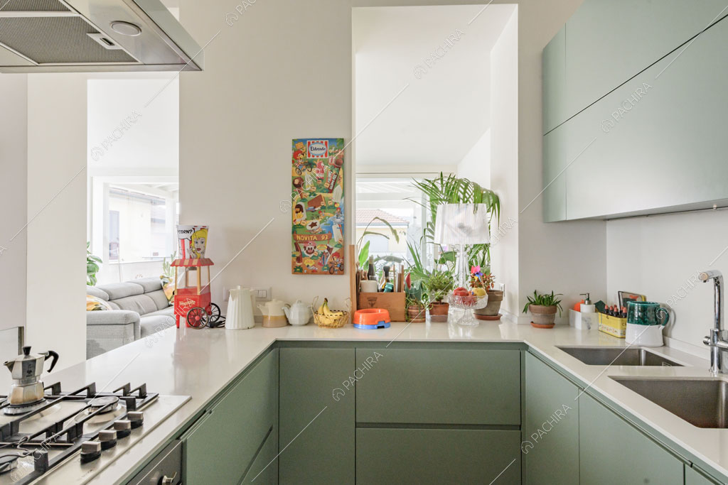 Fornelli a gas nella cucina a penisola dell'appartamento Papagayo, location in stile contemporaneo a Milano