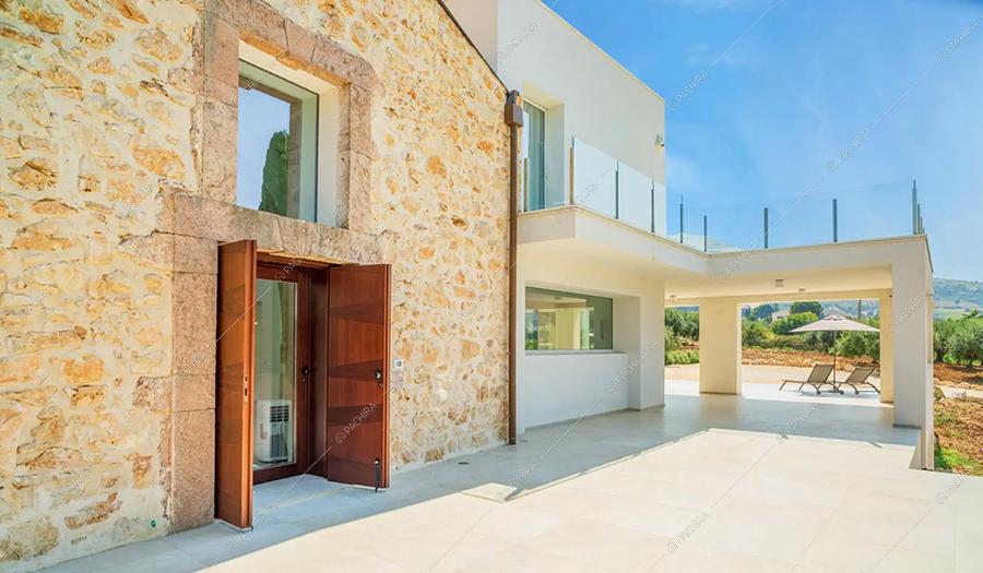 Esterni della villa Godavari, location in stile moderno a Trapani