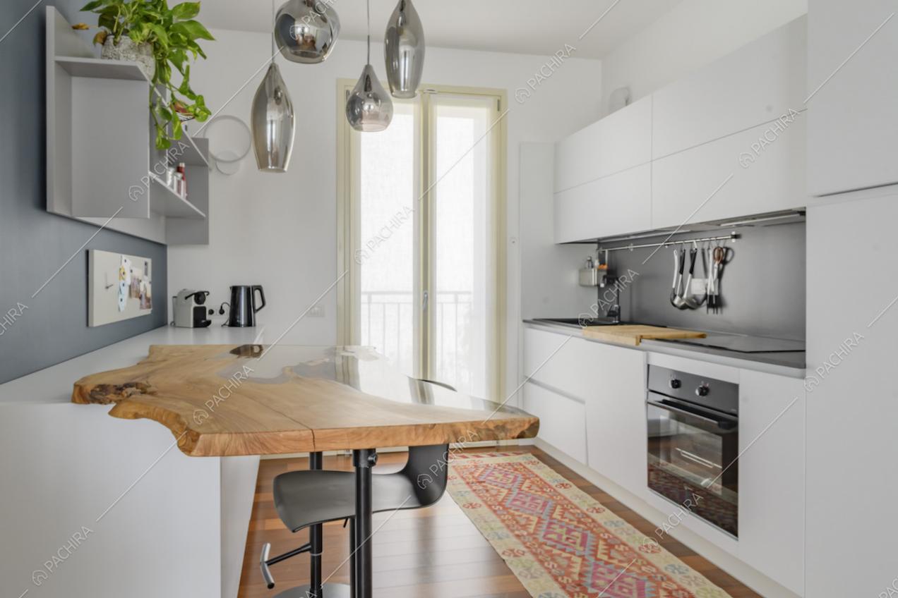 Cucina bianca a muro con piano cottura a induzione