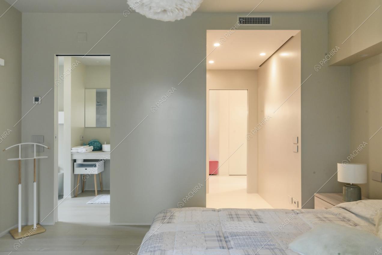 Camera da letto matrimoniale con pavimento in gres effetto parquet e bagno privato