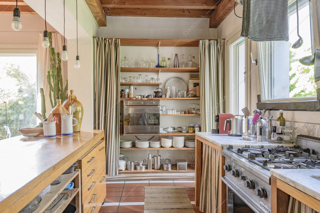 Vista sulla cucina arredata in stile contemporaneo