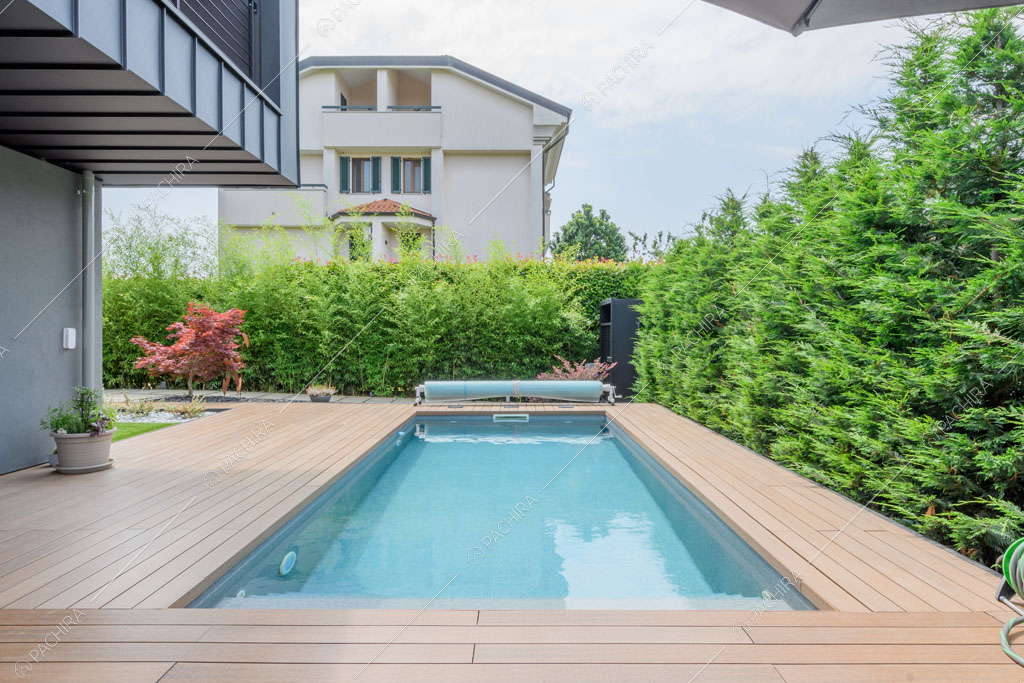 Piscina nel cortile della villa Aral, location in stile contemporaneo a Monza