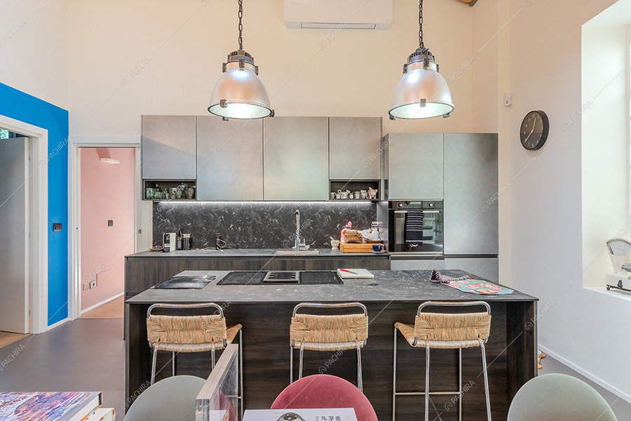 Cucina del loft in stile eclettico Maqui, location per shooting a Milano